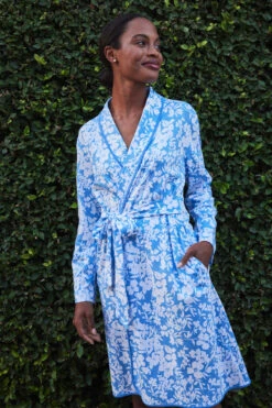 Lake Pima Robe In Sky Floral -Fashion - Pajamas LAKE Spring2023 CHS GiftBox PimaRobe SkyFloral Final 4973